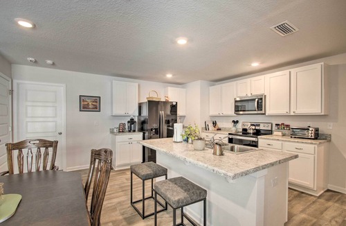 Pine Forest House | Musical Pensacola Home w/Fire Pit + Grill!