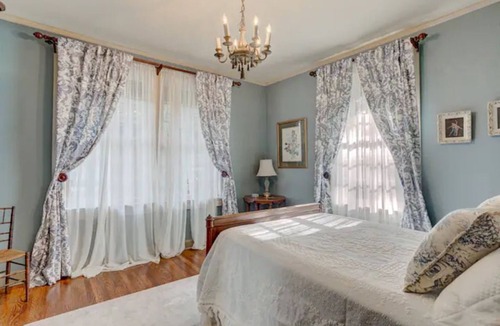 Greater Belhaven Apartment | “Myrtle”-Stylish apartment in historic Belhaven