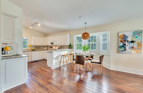 East Naples House | NAPLES BAYSHORE ARTS DISTRICT Charming Pink Conch Cottage!