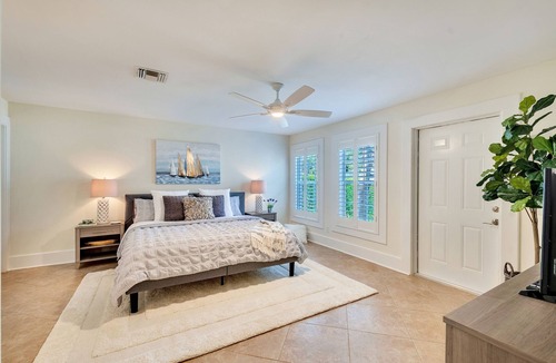 East Naples House | NAPLES BAYSHORE ARTS DISTRICT Charming Pink Conch Cottage!