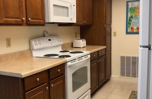 East Naples Condo | Naples-Jan sale! 2br 2ba, pool, W-D, parking space, 1pet -Mar-Apr also available