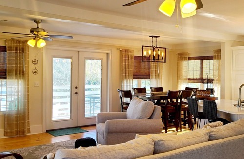 Holiday Beach House | Nash Shell Beach Cottage, Sleeps 8. Walk to the beach, Pets considered.