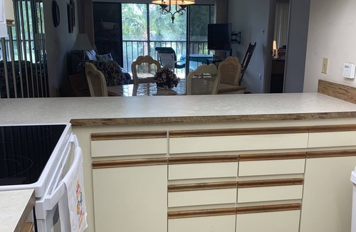 Grove City Condo | Near Beaches! UPDATED! Peaceful Forest Park Condo 2 bd 2 bth. Heat comm pool