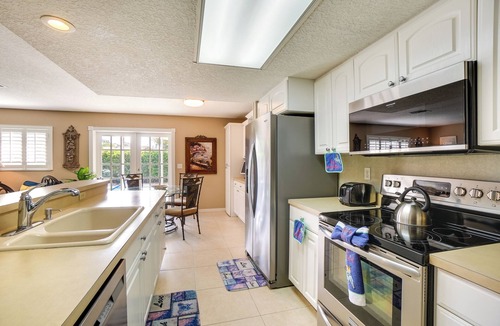 Palm Harbor Cottage | Near Busch Gardens: Sunny Florida Retreat w/Pool!