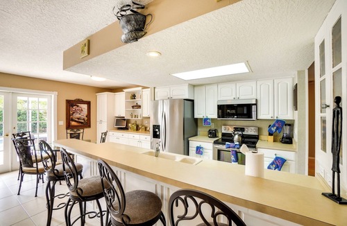 Palm Harbor Cottage | Near Busch Gardens: Sunny Florida Retreat w/Pool!