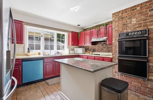 East Memphis House | Near DWN TWN Home/Sleeps 10/King Bed and Pool