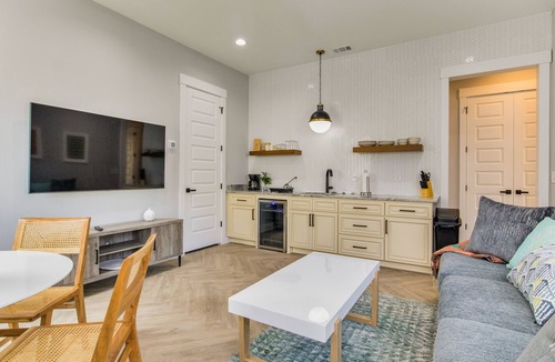 Tradewinds House | Near Marina with 2 king beds, a balcony, and 20 mins to Pensacola Beach
