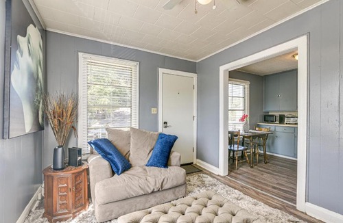 Lakeview  Jefferson County Apartment | Near Sabine Lake & Refineries: Pet-Friendly Apt