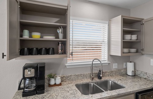 South Arlington House | Near Shopping EpicWaters | AT&T Stadium 10 Min | Sleeps 8 | Grand Prairie
