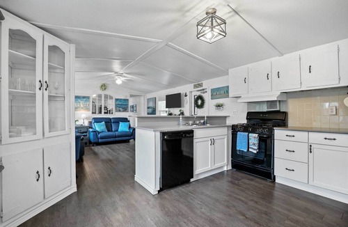 Lake Dallas Cottage | Near Water: Lake Dallas Home w/Furnished Patio!