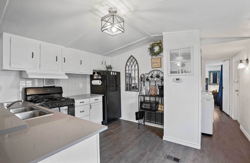 Lake Dallas Cottage | Near Water: Lake Dallas Home w/Furnished Patio!