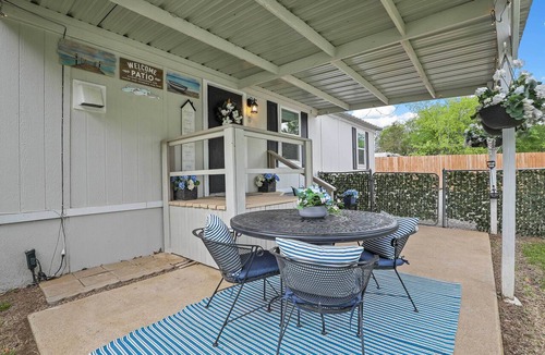 Lake Dallas Cottage | Near Water: Lake Dallas Home w/Furnished Patio!