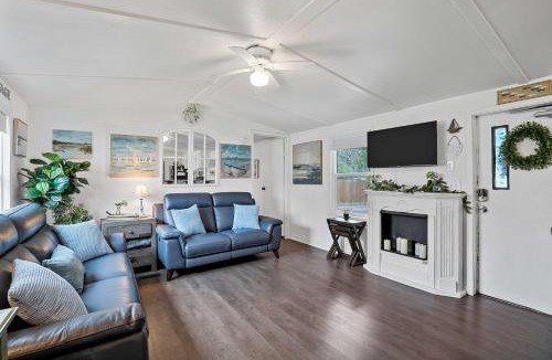 Lake Dallas House | Near Water: Lake Dallas Home w/Furnished Patio!
