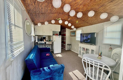 Weeki Wachee Gardens Cottage | NEW Cozy 3-bedrm cottage w 100’ beach vibes, SUP’s, cabana, dock, guest house