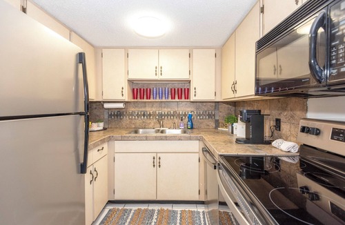 South Daytona Apartment | New Fall Rates-Beach in 8 Mins-Smart TVs-Free Parking-Speedway-Golf
