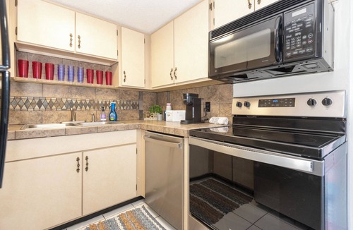 South Daytona Apartment | New Fall Rates-Beach in 8 Mins-Smart TVs-Free Parking-Speedway-Golf