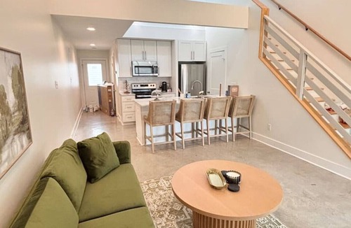 Milton House | NEW Festival House KING Bed Luxe Amenities 70" TV
