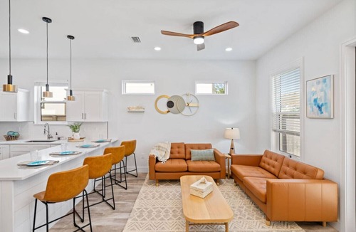 El Centro Beach House | *New~Heated Pool+Golf Cart+Grill+Pool Table