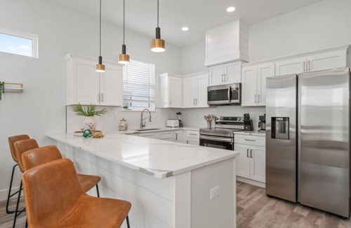 El Centro Beach House | *New~Heated Pool+Golf Cart+Games+Gas Grill