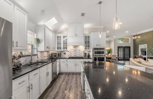 Irving House | New Home-Hot Tub-GameRoom-Pool table-10min to DFW Airport-12 min from Downtown