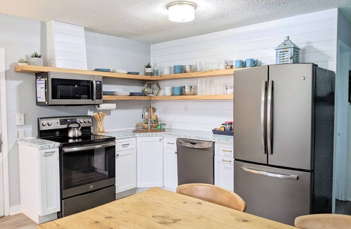Kiska Beach Cottage | NEW!Kiska Cottage: Fall & Snowbird Deals:Short walk to beach:bikes + chairs incl