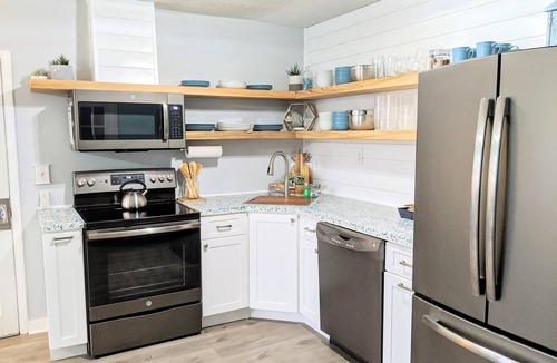 Kiska Beach Cottage | NEW!Kiska Cottage: Fall & Snowbird Deals:Short walk to beach:bikes + chairs incl