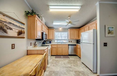 Jacarandas House | NEW listing. Beautiful 2-bedroom home near hospitals, shopping - entertainment.