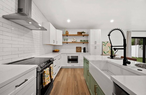 Shady Banks House | NEW - Luxurious Saltwater Pool Retreat - Near Las Olas