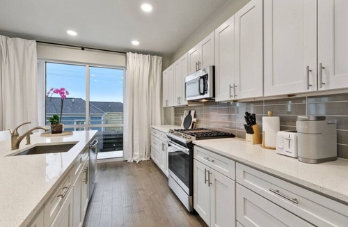 Bywater Condo | New Luxury 2 Bedroom Condo with Pool & Balcony