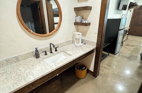 Palestine Cabin | NEW Luxury Lodge in Palestine, Texas > Near Polar Express 1 of 2