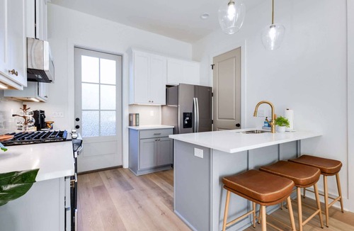 Lafayette House | NEW Oakview Loft - River Ranch - 85" TV - Office - Nespresso - 2 King Beds
