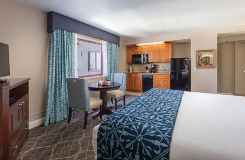 Faubourg Lafayette Resort | New Orleans | Streetcar Ride | Pool & Hot Tub