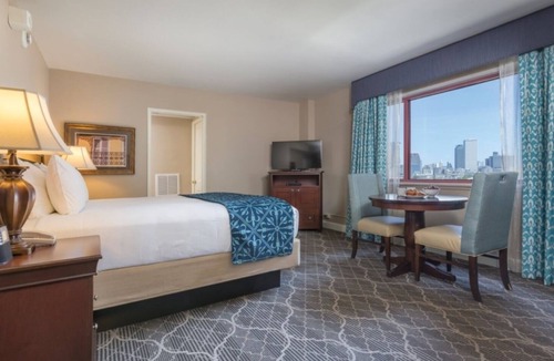 Faubourg Lafayette Resort | New Orleans | Streetcar Ride | Pool & Hot Tub