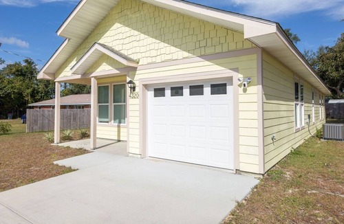 Upper Grand Lagoon House | NEW Pet friendly house-Close to beach and attractions
