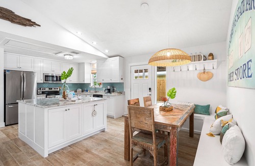 Holiday Beach House | New Reno! Optional htd private Pool! Close to Bch! Pet Friendly! Putting green!