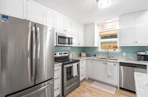 Holiday Beach House | New Reno! Optional htd private Pool! Close to Bch! Pet Friendly! Putting green!