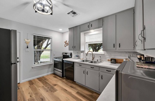 Waco Cottage | New-Rock Creek Cottage ~ Cozy & Countryside, 12 miles from Magnolia