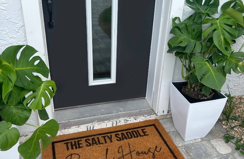 Fort Bay House | NEW “SALTY SADDLE” Laguna Beach - 1 block to ocean - Private Pool - sleeps 12-14