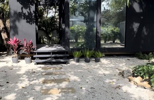 Buena Vista Cottage | *NEW Stunning minimalist tiny home in the city! Modern and stylish!