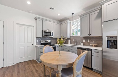 Lafayette House | NEW Vermillion House KING Bed Fast WiFi Nespresso