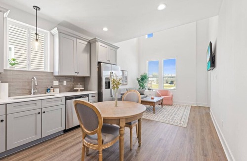 Lafayette House | NEW Vermillion House KING Bed Fast WiFi Nespresso