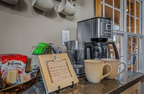 Fort Payne Cabin | NEW! Woodcrest Cabin | Screen Porch | Swing Bed | WiFi | Fireplace | Fire Pit