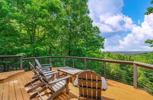 Fort Payne Cabin | NEW! Woodcrest Cabin | Screen Porch | Swing Bed | WiFi | Fireplace | Fire Pit