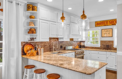 Old Town House | New Years special in gorgeous Bahama Village 4Bd 4.5 Ba all ensuite, 2x parking!