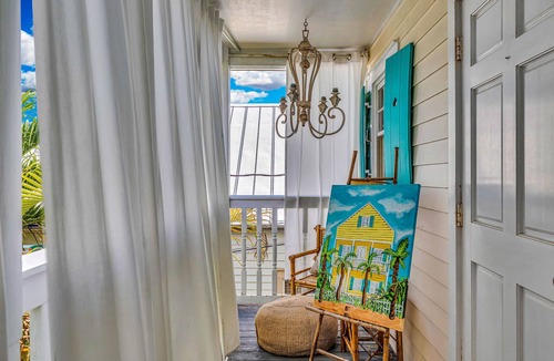 Old Town House | New Years special in gorgeous Bahama Village 4Bd 4.5 Ba all ensuite, 2x parking!
