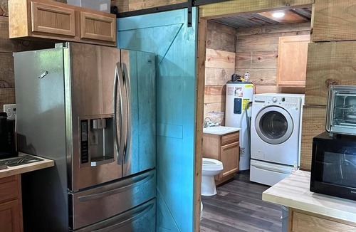 Zavalla Cabin | Newly built, fully furnished cabin located on Parker Point near Sandy Creek.