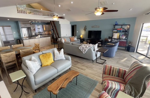 Malakoff House | Newly Remodeled - Dream Lake Home on Cedar Creek Reservoir 60 mins from Dallas!