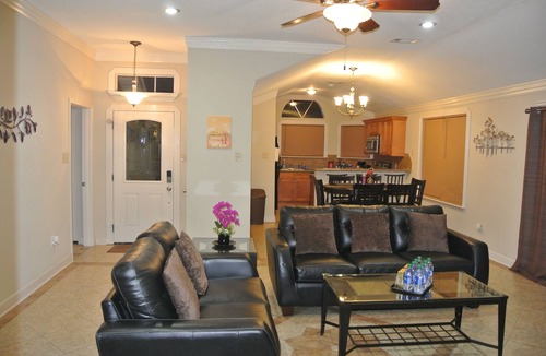 Tall Timbers - Brechtel House | Newly Remodeled Luxurious N Spacious Home. 4BR+2BA/2Kings+3Queens/Clean+Comfy!