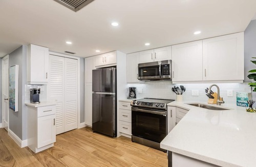 Marco Island Condo | 🦀 Newly remodeled Sea Winds 2+2 Beachfront Condo 180° ocean view, Weekly Rental