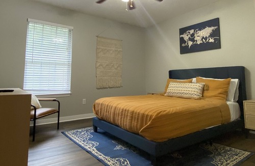 Wright House | Newly Renovated Townhouse, 12 min from the beach!
